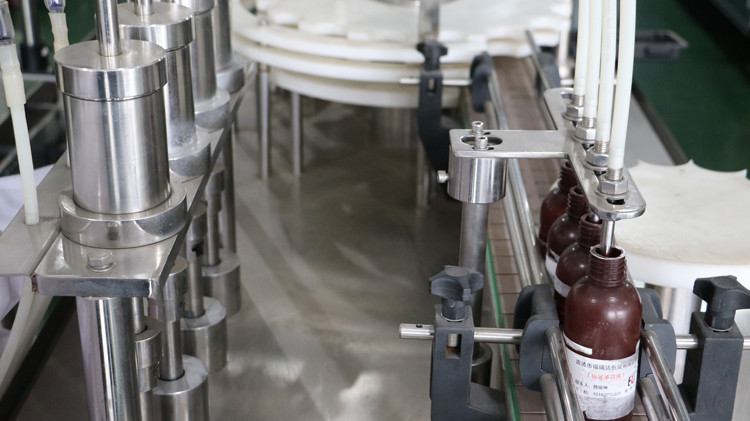 دستگاه پر کردن بطری 500 میلی لیتری با درپوش درپوش و اجرای چرخ ستاره